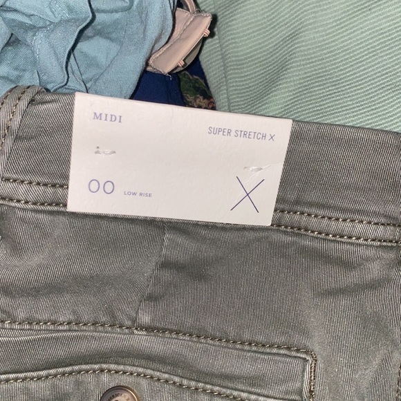 American Eagle | Midi Super Stretch Olive Green Shorts Size 00 - Picture 3 of 7